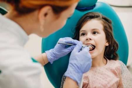 Kleines Mädchen wird zahnmedizinisch untersucht